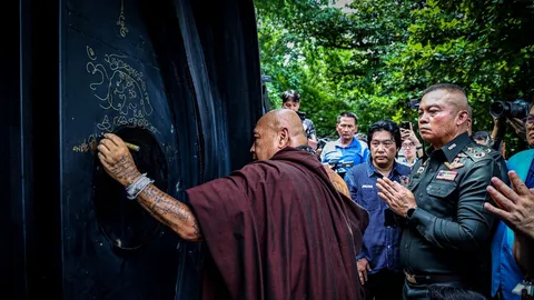 แม่ทัพภาคที่ 2 รับมอบ "บลูบังเกอร์" จากอุเทนถวาย ยันชายแดนไทย-กัมพูชา ยังปกติ