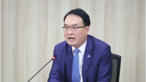 ส.อ.ท.โอดปิดด่านทำดัชนีเชื่อมั่นอุตสาหกรรมลด	เงินไทยไหลออกนอกระบบ 