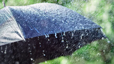 กรมอุตุฯเตือนมีฝนหนัก ชุ่มฉ่ำทั่วไทย อุดรธานีสลดไฟช็อตตาย 2