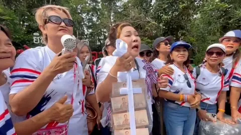 มอบ 2 ทหารไทย มาลัยคนละหมื่น เกทับสาวเขมร ได้ค่าป่วน 60 บาท