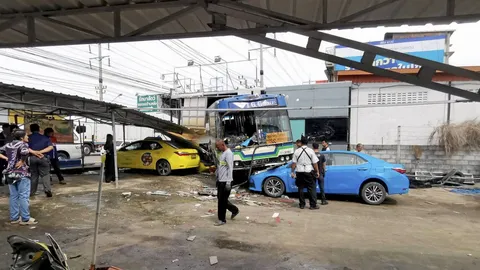 นนทบุรีระทึก ยักษ์ใหญ่ชนวินาศ 2 คดี สิบล้อเบรกแตก-รถปอ.หักหลบรถเมล์