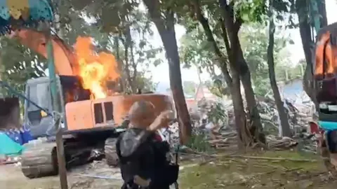 ศึก "โรงเจ-วัดโรงบ่ม" เผาแบ็กโฮขวางรื้อถอน รวบ 3 ผู้ก่อเหตุทันควัน