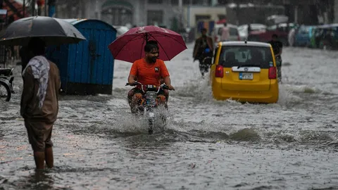 ฝนถล่มปากีสถาน ทำน้ำท่วม-ตึกถล่ม คร่าแล้ว 63 ศพภายใน 24 ชั่วโมง