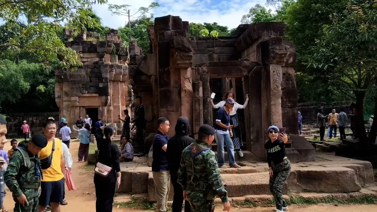 นทท. หลั่งไหล เยี่ยมชมปราสาทตาเมือนธม พบทหารใหม่กัมพูชา ใส่ชุดลำลองกว่า 30 คน