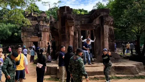 นทท. หลั่งไหล เยี่ยมชมปราสาทตาเมือนธม พบทหารใหม่กัมพูชา ใส่ชุดลำลองกว่า 30 คน