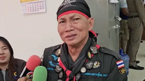 "ทนายโนบิ" พา "ลุงสมหมาย" มอบตัวหลังต่อย "ทหารเขมร" พร้อมเข้าแจ้งความ "โมนิก้า"