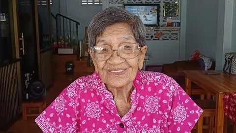 "คุณยายทองคำ" 5 แผ่นดิน เกิดสมัย ร.6 อายุเกินร้อยปี เผยเคล็ดลับแข็งแรง-อายุยืน