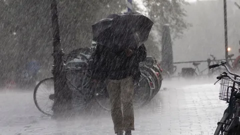 เตือนฉบับ 6 ฝนตกหนักถึงหนักมาก เช็กจังหวัดที่ได้รับผลกระทบ ระวังน้ำท่วมฉับพลัน