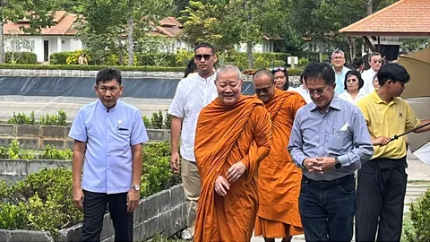สมเด็จธงชัย เป็นประธานทอดผ้าป่าเพื่อการศึกษาที่เกาะสมุย แจกพระเหรียญก่อนเดินทางกลับ