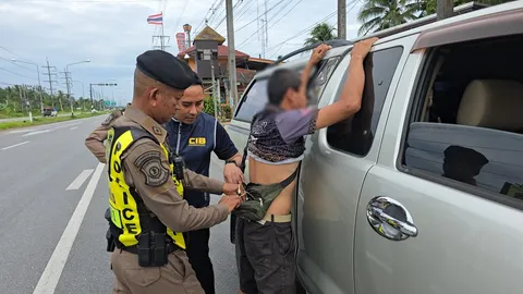 ตำรวจทางหลวง สกัดจับ “อส.อำเภอรามัน” พกปืนหลวง ซิ่งกระบะขนแรงงานเถื่อน