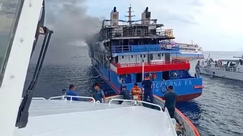 ดับ 5 ศพ ไฟไหม้เรือข้ามฟากอินโดนีเซีย ผู้โดยสารต้องโดดน้ำหนีตาย