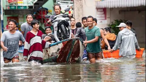 ฝนมรสุมซ้ำฟิลิปปินส์ ทำกรุงมะนิลาจมน้ำ ปชช.อพยพนับหมื่น