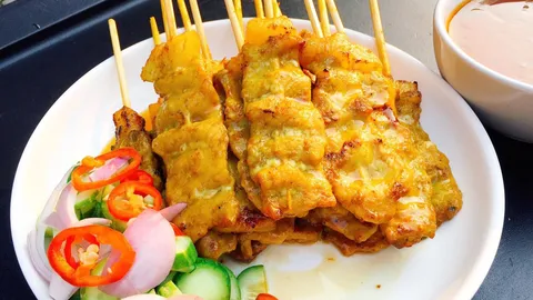 หมูสะเต๊ะบัตรคิว เจ้าดังสูตรคุณแม่ หมื่นไม้ต่อวัน สนั่นถนนคนเดินตรอกโรงยา จ.อุทัยธานี