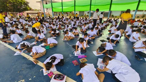ครู-นักเรียน ร่วมกันวาดภาพธงไตรรงค์ส่งกำลังใจให้ทหาร-พี่น้องชายแดน