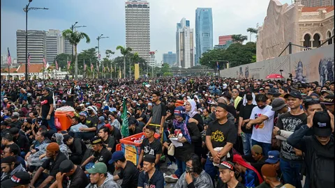 ม็อบมาเลเซียบุกกัวลาลัมเปอร์ ประท้วงรัฐบาลอันวาร์ อิบราฮิม