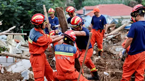 ฝนถล่มภาคเหนือจีน ดับแล้ว 2 ศพ คนนับพันต้องอพยพหนีน้ำท่วม
