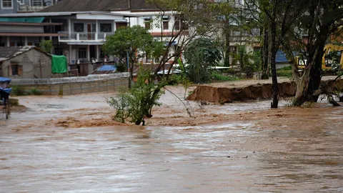 ฝนถล่มเหนือหนัก แม่สายอ่วม "สายลมจอย" จมบาดาลอีก สุโขทัยวิกฤติ แม่น้ำยมเอ่อทะลัก