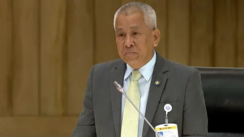 งามหน้า สว. ด่ากราด รปภ. ไม่ยอมเปิดทางให้เข้ารัฐสภา เจ้าตัวบอกฝนตก กลัวเปียก