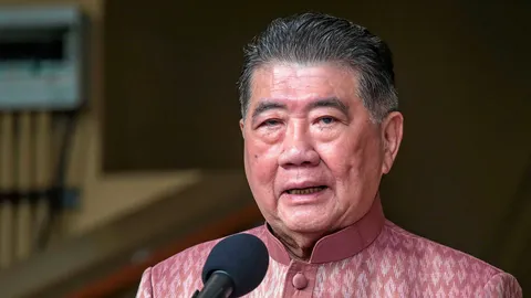 เพื่อไทยไม่เสียขวัญ "ภูมิธรรม" โว คดีทักษิณชั้น 14 ฝ่ายค้านจวก กต.เชื่องช้า