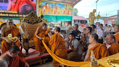 "หลวงปู่ศิลา" มอบเหรียญขุนแผนยอดขุนพล ให้ทหารกล้า รอดจากเหตุปะทะ