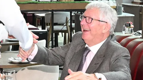 "เฟอร์กี้" ถึงกับยิ้มแป้น หลังได้เจอ "หนึ่งในอดีตแข้งแมนยูฯ"