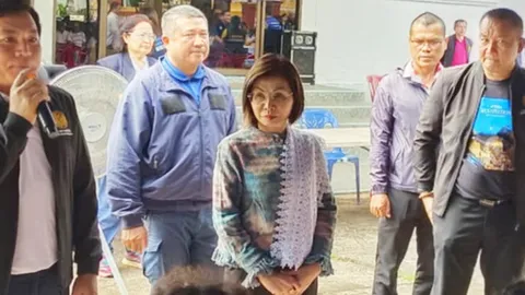 “มนพร” มอบสไบเบี่ยงขาว ให้ชาวท่าอุเทน หนุนสวมชุดพื้นเมืองเข้าวัดฟังธรรม
