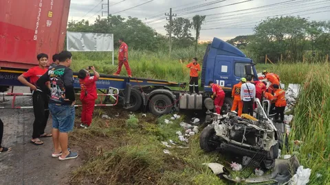 ​พ่วงเทรลเลอร์ พุ่งข้ามเลนชนกระบะ แม่ลูกอ่อนถูกอัดก๊อบปี้ดับคารถ
