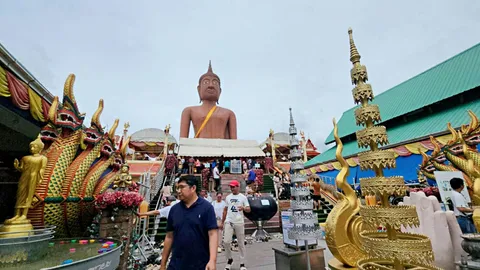 สาววัย 23 มาตามศรัทธา อธิษฐานขอเลขเด็ด หลวงพ่อสมหวัง งวด 16/8/68