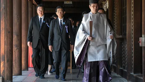 นักการเมืองเคารพศาลเจ้ายาสุคุนิ รำลึก 80 ปี ญี่ปุ่นยอมแพ้สงครามโลกครั้งที่ 2