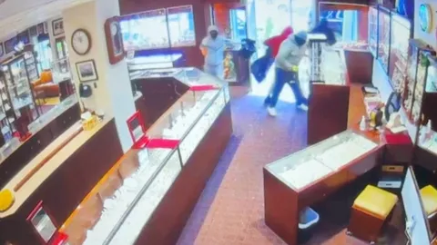 แก๊งโจรบุกปล้นร้านเพชรสหรัฐฯกลางวันแสกๆ กวาดทรัพย์สินกว่า 72 ล้านบาท