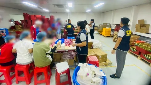 บุกโรงงานเครื่องสำอางเถื่อนย่านบางปะกง กำลังนั่งต้ม กวน กรอกลงขวดส่งขายต่างประเทศ