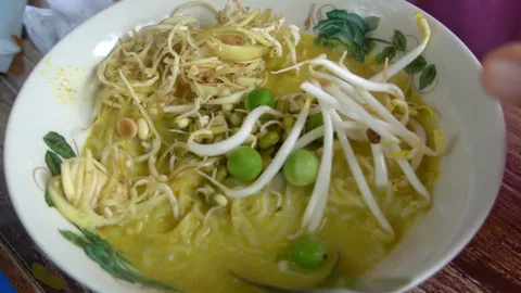 ชี้เป้าร้านขนมจีน 10 บาท ไก่ทอด 15 อิ่มอร่อยในราคาเบาๆ ถูก และดีที่ จ.พัทลุง