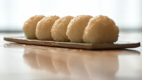 เชนร้านสะดวกซื้อญี่ปุ่นระงับขายข้าวปั้น หลังพบ พนง.ปลอมวันหมดอายุ