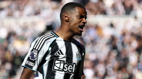 เรียบร้อย "นิวคาสเซิ่ล" ตัดสินใจแล้วหลัง "อิซัค" โพสต์แตกหักสโมสร