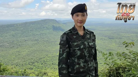 "ผู้กองอะตอม" เฉลยแล้ว ที่มาภาพไวรัลดัง "ทหารหญิง" ชี้นิ้วไล่ "ทหารกัมพูชา"