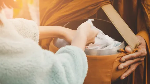 วันออกพรรษา 2568 ตรงกับวันอะไร หยุดไหม ประวัติวันออกพรรษา สรุปที่นี่