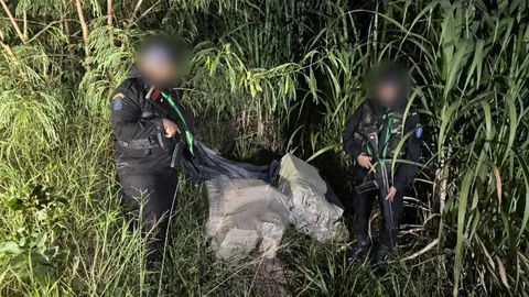 ตรวจยึดซิมโทรศัพท์ 395 หมายเลข ถูกทิ้งในไร่อ้อยชายแดน คาดโยงขบวนการแก๊งคอลฯ