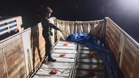 ชายแดนเมียนมาขาดแคลนน้ำมัน จับขบวนรถสิบล้อจ่อลอบขนน้ำมันดีเซล 60,000 ลิตรข้ามแดน