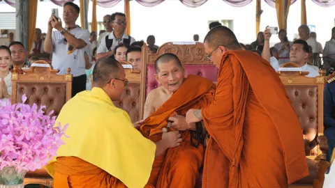 "หลวงปู่ศิลา" เมตตาปลุกขวัญทัพฟ้า ปักธงชาติไทยเททองหล่อ "พระเจ้าปากเข็ด"