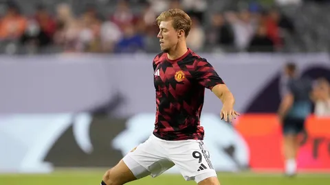 ส่อลาแมนยูฯ "ฮอยลุนด์" ลุ้นย้ายซบ "ทีมดีกรีแชมป์" ร่วมงานเพื่อนเก่า หลังอดไปอีกทีม