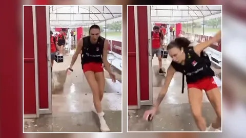 แฟนลูกยางไม่โอเคเห็น "นักวอลเลย์บอลหญิงตุรกี" ลื่น ทางเข้าสนามซ้อม (คลิป)