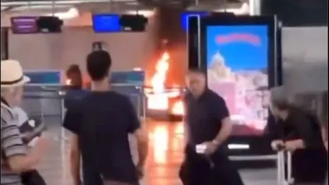 สนามบินอิตาลีวุ่น หนุ่มคลั่งจุดไฟเผาเคาน์เตอร์เช็คอิน (คลิป)