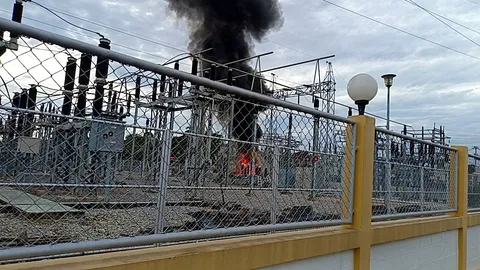 ไฟดับทั่วเมืองเพชรบุรี เหตุไฟไหม้หม้อแปลง สถานที่ราชการ รพ. ได้รับผลกระทบ