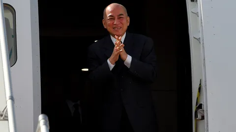 กษัตริย์สีหมุนีเสด็จฯ จีนตรวจพระพลานามัย โปรดเกล้าฯ แต่งตั้งฮุนเซน รักษาการประมุขแห่งรัฐแทนพระองค์