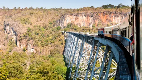 รัฐบาลทหารเมียนมาเผย สะพานรถไฟประวัติศาสตร์ถูกทำลายแล้ว