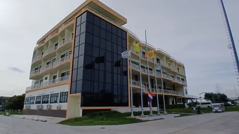 เจ้าหน้าที่ลุยตรวจค้นอาคาร รร.นาถะศาสตร์ หลังพบ "พระอลงกต" ใช้เป็นที่พักพิง