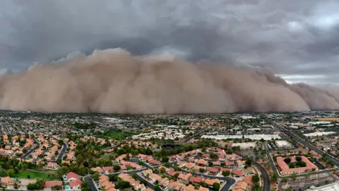 กำแพงพายุฝุ่นยักษ์ถล่มเมืองฟีนิกซ์ ประชาชนนับหมื่นไม่มีไฟฟ้าใช้