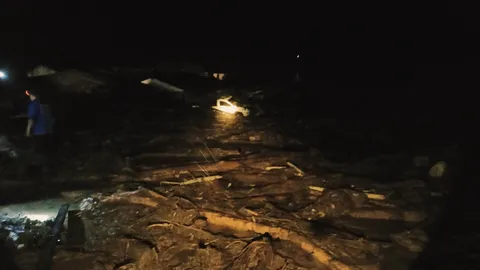 “หมู่บ้านปางอุ๋ง” ดินสไลด์ ถล่มทับบ้าน บาดเจ็บระนาว 10 คน มีผู้เสียชีวิต 1 ศพ