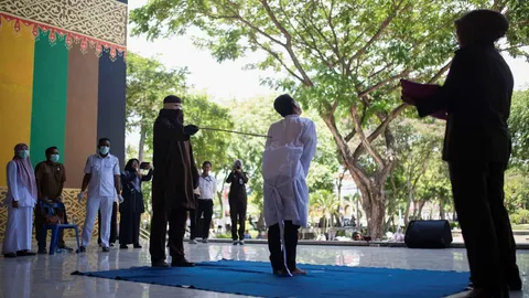 อินโดนีเซียสั่งโบยชาย 2 คน ข้อหากอดจูบกัน ละเมิดกฎหมายชารีอะห์