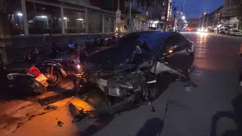 ​หนุ่มขับเก๋งชนซาเล้ง หมุนเสยรถที่จอดข้างทาง เสียหายกว่า 10 คัน